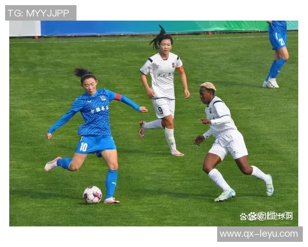 武汉车谷江大女足赛后自豪展示国旗合影庆祝中国骄傲时刻 武汉车谷江大女足赛后自豪展示国旗合影庆祝中国骄傲时刻