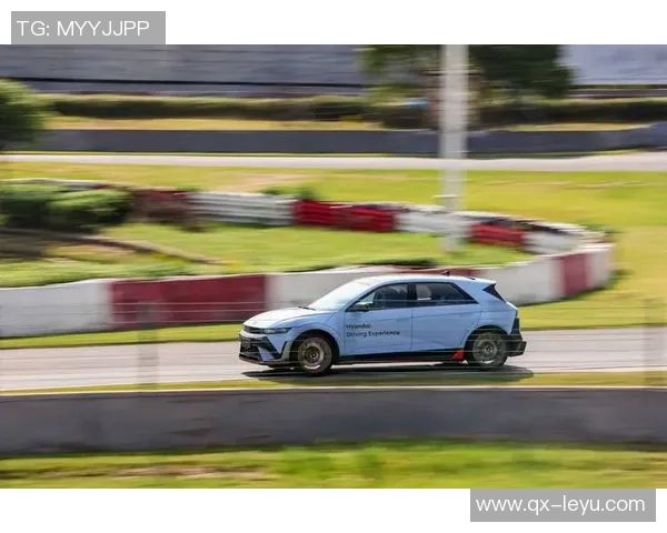 东契奇训练后带队友团建体验保时捷专业赛道试驾乐趣